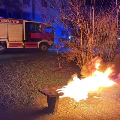 FW Moers: Einsatzreiche Silvesternacht für die Feuerwehr Moers