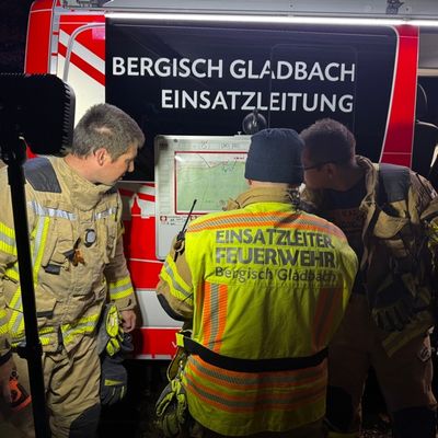 FW-GL: Person im Königsforst vermisst - Feuerwehr und Polizei mit großem Kräfteaufwand im Sucheinsatz