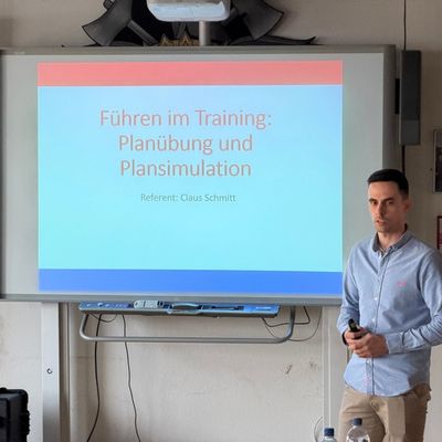 FW Weinheim: Führungsseminar der Weinheimer Feuerwehr - Führung trainieren, Zusammenarbeit stärken