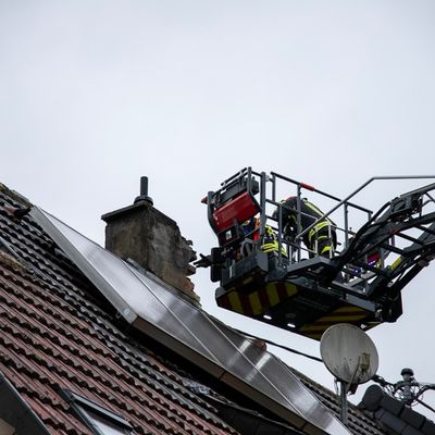 FW LK Neunkirchen: Gewitter über Neunkirchen - Blitz sprengt Kamin und Windböe bläst Verkaufsbude um