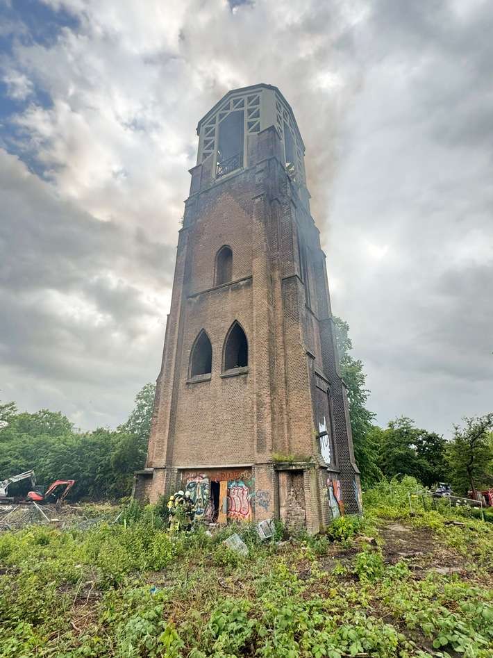 FW-E: Brand in freistehendem Kirchturm in Essen-Nordviertel