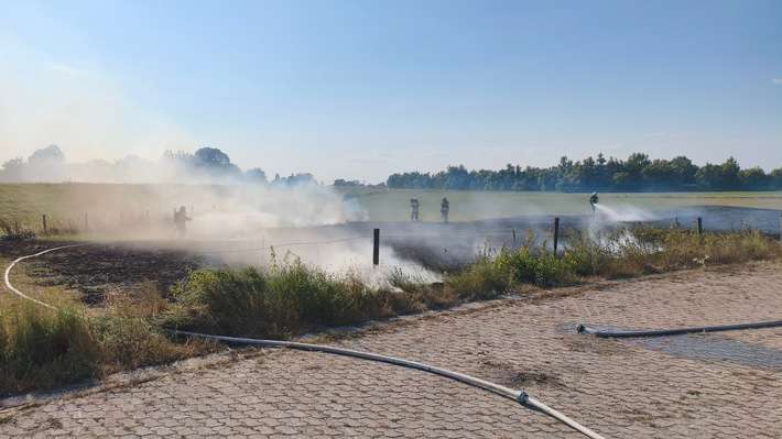Feuerwehr Kalkar: Flächenbrand an der NATO-Rampe in Grieth erfolgreich gelöscht