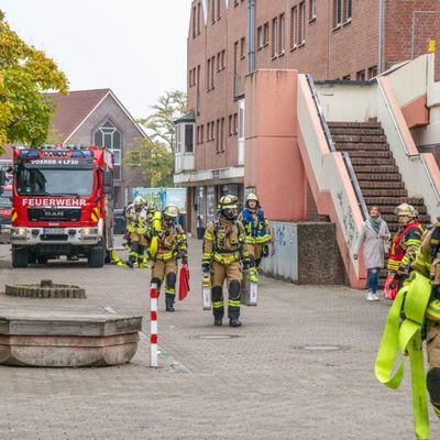 FW Voerde: Schwerer Verkehrsunfall auf dem Rathausplatz in Voerde