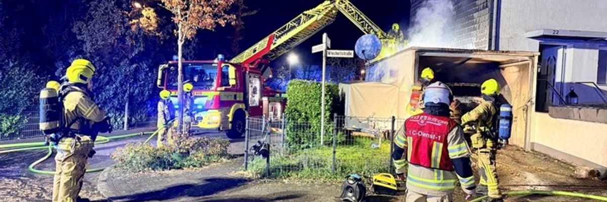 FW Ratingen: Feuerwehr Ratingen löscht Garagenbrand in der Wiechertstraße