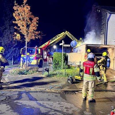 FW Ratingen: Feuerwehr Ratingen löscht Garagenbrand in der Wiechertstraße