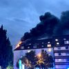 FW-E: Ausgedehnter Wohnungsbrand greift auf Dachstuhl über - eine Person verstorben, zahlreiche Anwohnende betroffen