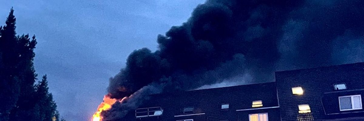 FW-E: Ausgedehnter Wohnungsbrand greift auf Dachstuhl über - eine Person verstorben, zahlreiche Anwohnende betroffen