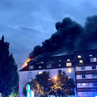 FW-E: Ausgedehnter Wohnungsbrand greift auf Dachstuhl über - eine Person verstorben, zahlreiche Anwohnende betroffen