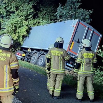 Feuerwehr Kalkar: Rübentransporter kommt auf der B67 von der Fahrbahn ab - Fahrer bleibt unverletzt