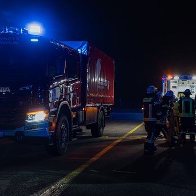 FW-AR: Verunglücktes Kleinflugzeug auf dem Rollfeld des Flugplatzes Arnsberg-Menden