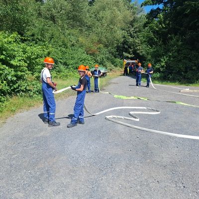 FW-AR: Jahresübung der Jugendfeuerwehr Arnsberg: Einsatz unter realistischen Bedingungen