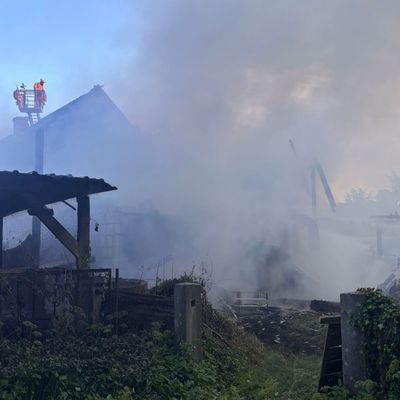 FW Lüchow-Dannenberg: +++ brennender Schuppen breitet sich auf Wohnhaus aus +++ Bewohner können sich unverletzt in Sicherheit bringen +++ Über 100 Feuerwehrleute im Einsatz +++