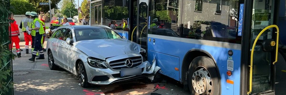 FW-M: Unfall mit Bus endet glimpflich (Trudering-Riem)