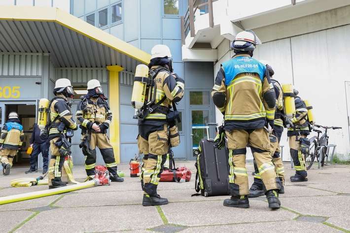 FW-E: Feuer im Labor der Universität - eine verletzte Person