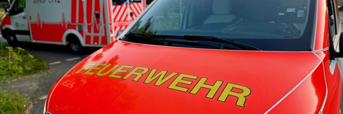 FW Hünxe: Minibagger umgekippt, eine Person schwer verletzt