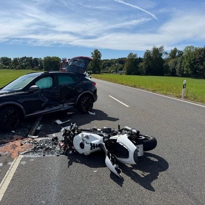 FW VG Westerburg: Schwerer Verkehrsunfall auf Bundesstraße 255 - Motorrad kollidiert mit PKW