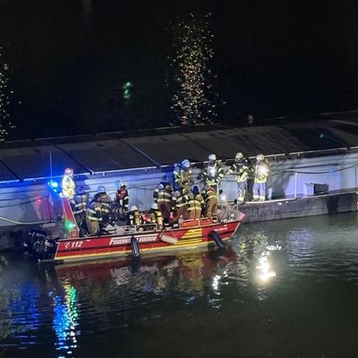 FW Voerde: Schiffsbrand auf dem Wesel-Datteln-Kanal