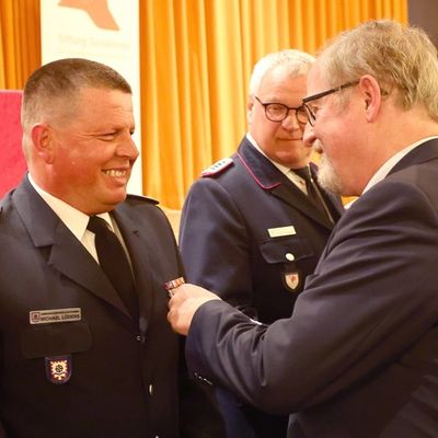 FW-Stormarn: Jahreshauptversammlung: Clemens Tismer mit dem deutschen Feuerwehr-Ehrenkreuz in Gold ausgezeichnet