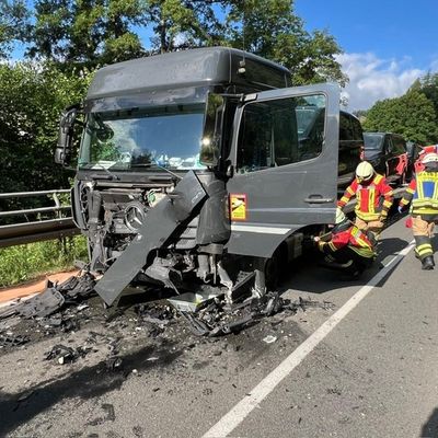 FW-PL: Verkehrsunfall auf der B236 - Fahrer schwer verletzt, couragierte Ersthelferin