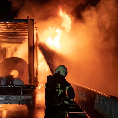 FW-MK: Brennender Sattelzug am Stenglingser Weg
