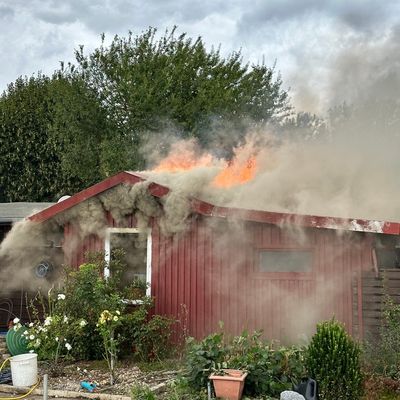 FW Helmstedt: Brennen mehrere Gartenlauben in voller Ausdehnung