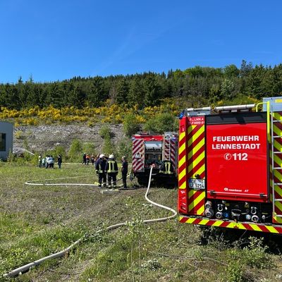 FW-OE: Jugendfeuerwehr übt den Ernstfall bei Gerätebau Linn in Lennestadt-Oedingen