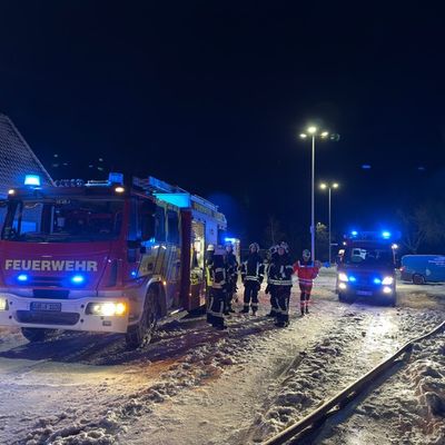 FW-AUR: Feuer an Carport greift auf Elektroautos über