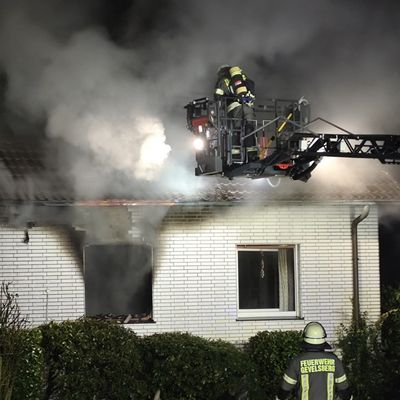 FW-EN: Ausgedehnter Brand in einem Einfamilienhaus
