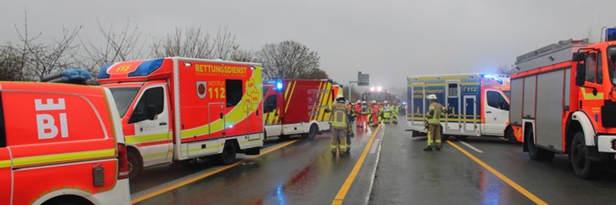 FF Bad Salzuflen: Vier Verletzte nach schwerem Unfall auf der Autobahn 2 in Höhe Herford/Bad Salzuflen / Feuerwehr und Rettungsdienst ist mit 70 Einsatzkräften über mehrere Stunden im Einsatz