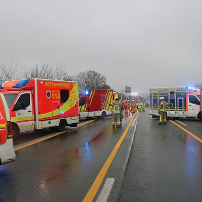 FF Bad Salzuflen: Vier Verletzte nach schwerem Unfall auf der Autobahn 2 in Höhe Herford/Bad Salzuflen / Feuerwehr und Rettungsdienst ist mit 70 Einsatzkräften über mehrere Stunden im Einsatz