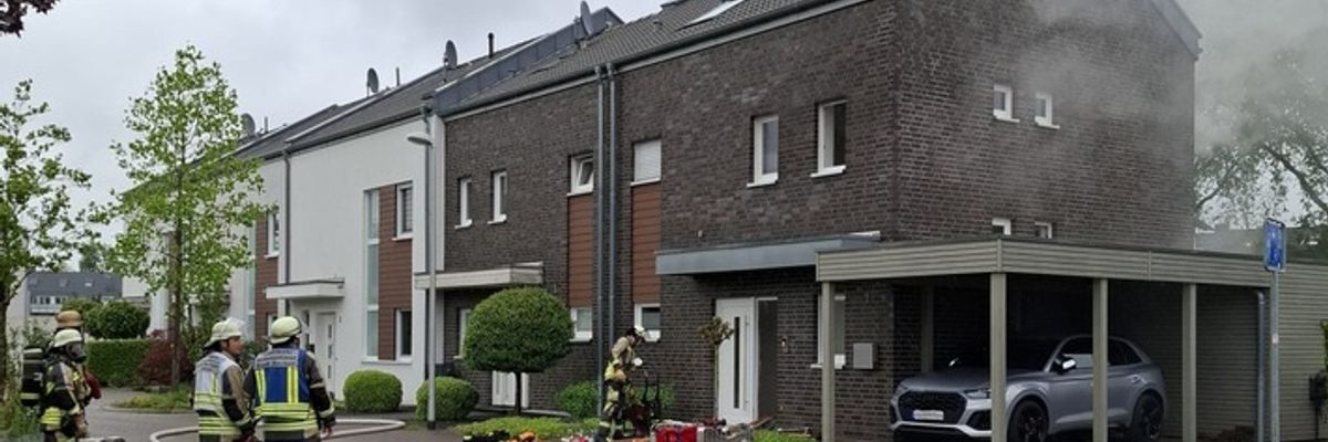 FW Bocholt: Feuer Menschenleben in Gefahr