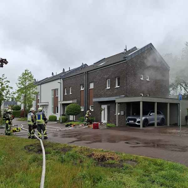 FW Bocholt: Feuer Menschenleben in Gefahr