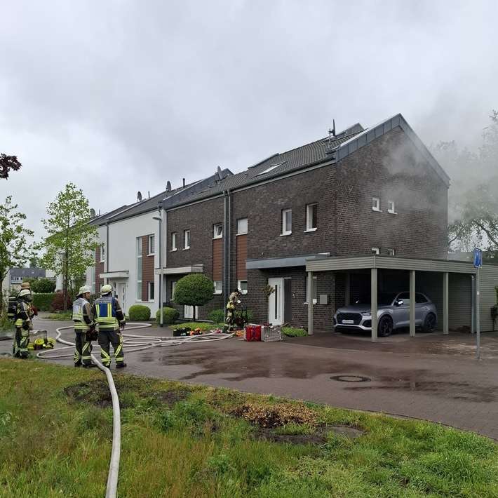 FW Bocholt: Feuer Menschenleben in Gefahr