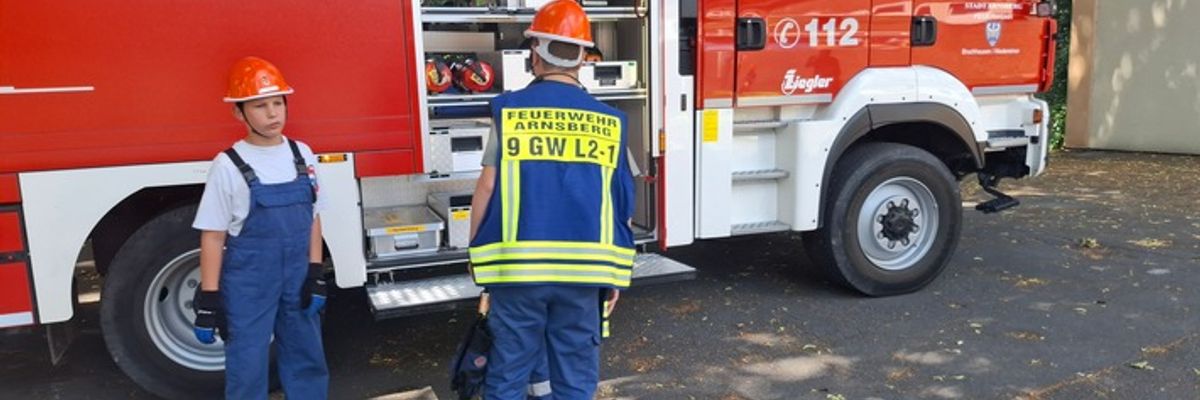 FW-AR: Jahresübung der Jugendfeuerwehr Arnsberg: Einsatz unter realistischen Bedingungen