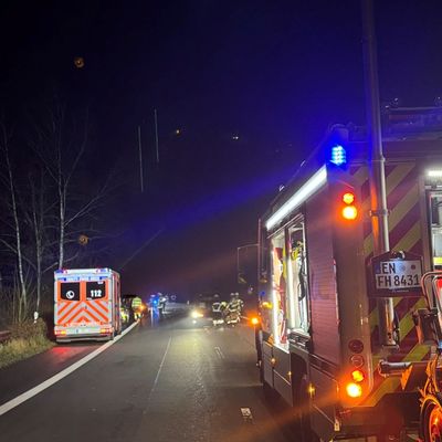 FW-EN: Serie von Containerbränden und Verkehrsunfall halten Einsatzkräfte in der Nacht in Atem