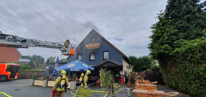 FW Hannover: Feuer in einem Restaurant in Bothfeld
