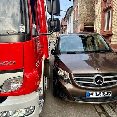 FW Weinheim: Böller vermutlich Auslöser für Gully Brand - Feuerwehr hat Durchfahrtsprobleme in der Wilhelmstraße