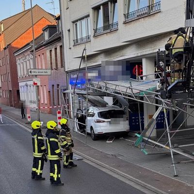 FW-OB: Verkehrsunfall mit beschädigtem Baugerüst sorgt für Einsatz der Feuerwehr
