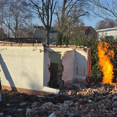 FW Bad Segeberg: Gasaustritt nach Beschädigung einer Gasleitung - Flammenbild sichbar