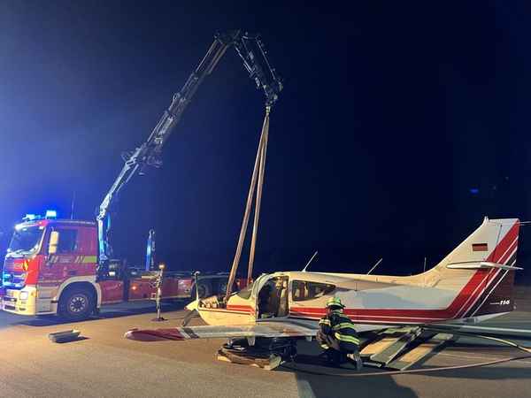FW Mainz: Bruchlandung von Kleinflugzeug endet Glimpflich - Feuerwehr unterstützt Bergungsarbeiten