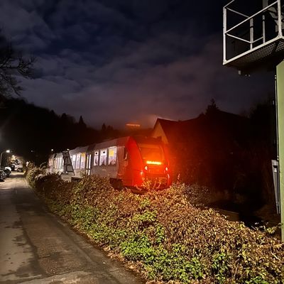 FW Weinheim: Auto landet auf den Gleisen am Bahnübergang Bergstraße. Feuerwehr hebt festgefahrenen Volkswagen mit Hebekissen aus dem Gleisbett