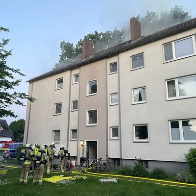 FW Lehrte: Wohnung in Lehrte brennt komplett aus