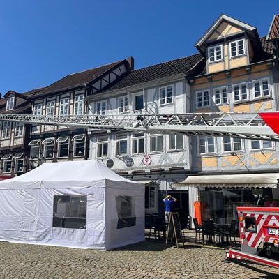 FW Celle: Mit der Drehleiter über den Celler Weinmarkt