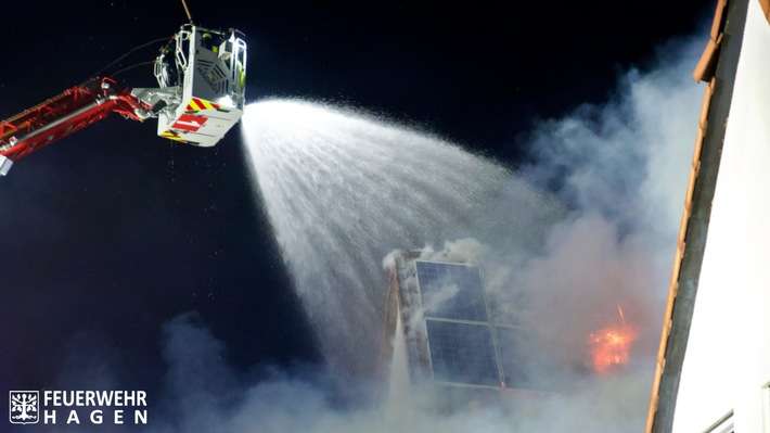 FW Hagen: Einsatztreicher Jahreswechsel für Feuerwehr und Rettungsdienst in Hagen. Mehrere Brände, darunter ein Großbrand und auch Verletzungen durch Feuerwerkskörper.