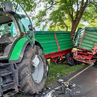 FW-ROW: Verkehrsunfall zwischen Lkw und landwirtschaftlichem Gespann