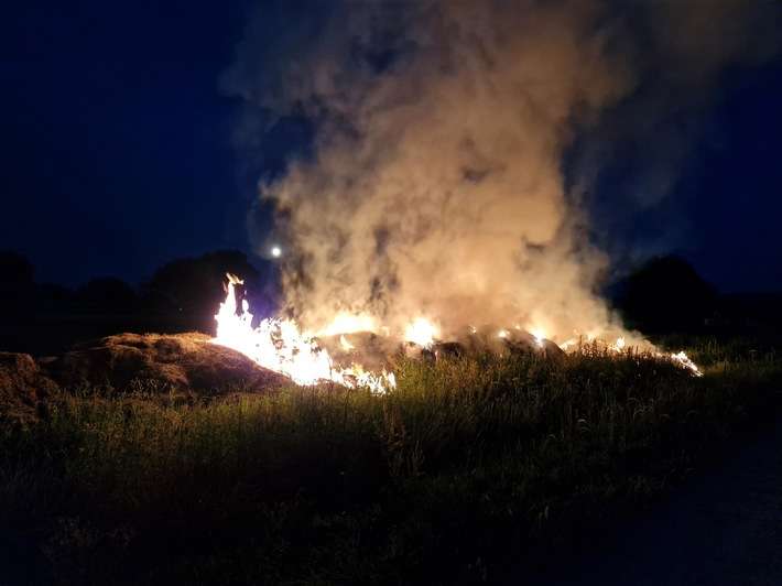 FW Reichenau: Brennende Riedballen auf Ackerfläche abgelöscht - 28.06.2026
