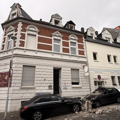 FW-MH: Fassadenteile stürzen von Dachgaube - Gebäude geräumt, keine Verletzten
