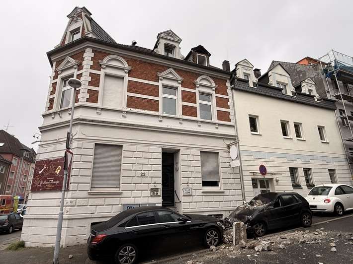 FW-MH: Fassadenteile stürzen von Dachgaube - Gebäude geräumt, keine Verletzten