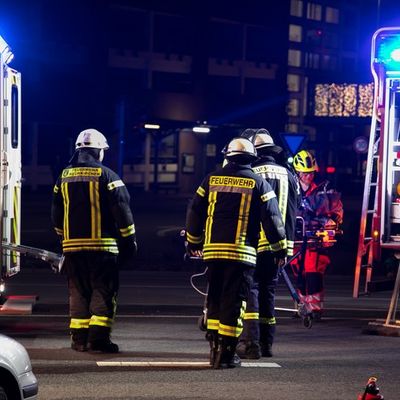 FW LK Neunkirchen: Drei Verletzte bei Unfall - Feuerwehr rettet Schwerverletzte aus Wrack
