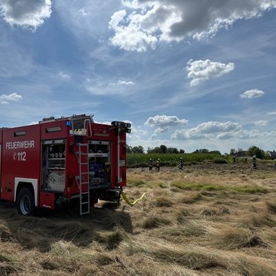 FW-AUR: Großflächigen Heubrand rasch im Griff